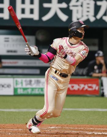 ３回ソフトバンク１死一塁、周東が右中間に適時三塁打を放つ＝みずほペイペイドーム
