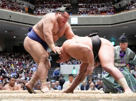 高安（左）が上手投げで豊昇龍を破る＝両国国技館
