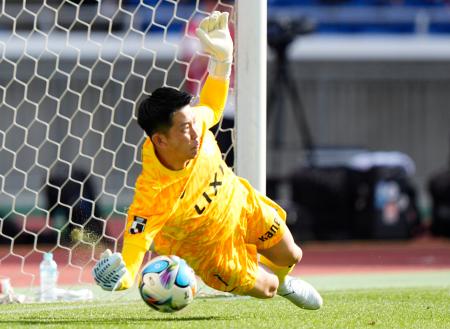 横浜Ｍ―鹿島　ＰＫ戦で横浜Ｍ３人目のキックを止める鹿島・ＧＫ早川＝日産スタジアム