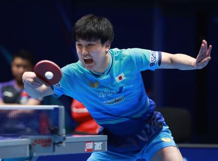 男子決勝の中国戦、第１試合でプレーする張本智和＝ロンドン（共同）