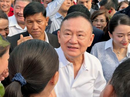仮釈放されたタクシン元首相＝１１日、タイ・バンコク（共同）