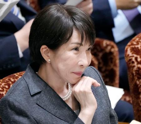 参院決算委で質問を聞く高市首相＝１１日午前