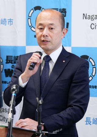 記者会見する長崎市の鈴木史朗市長＝１１日午後、長崎市役所