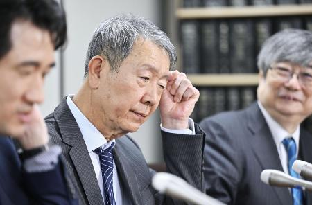 江蔵智さん（中央）＝昨年４月、東京・霞が関の司法記者クラブ