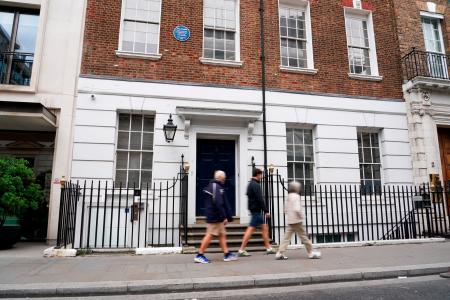 ビートルズが最後に公の場で演奏した建物=10日、ロンドン(AP=共同)