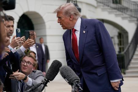 ８日、米ワシントンのホワイトハウスで、記者団に話すトランプ大統領（ＡＰ＝共同）