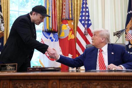 米ホワイトハウスでトランプ大統領(右)と握手するイーロン・マスク氏=2025年5月(ゲッティ=共同)