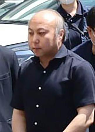 警視庁戸塚署に入る重留真幸容疑者＝１０日午前