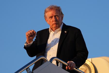 　３日、米東部メリーランド州のアンドルーズ空軍基地に到着したトランプ大統領（ＡＰ＝共同）