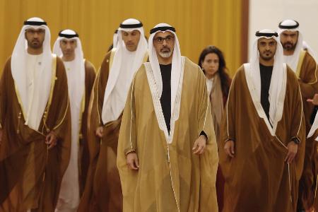 中国の習近平国家主席との会談に臨むアラブ首長国連邦（ＵＡＥ）アブダビ首長国のハリド皇太子（中央）＝４月、北京の人民大会堂（共同）