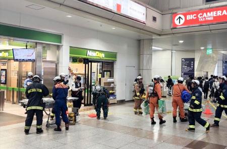 JR川崎駅で活動する消防隊員ら=10日