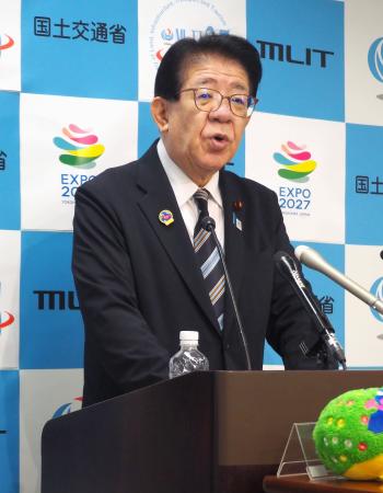 記者会見する金子国交相=12日午前、国交省