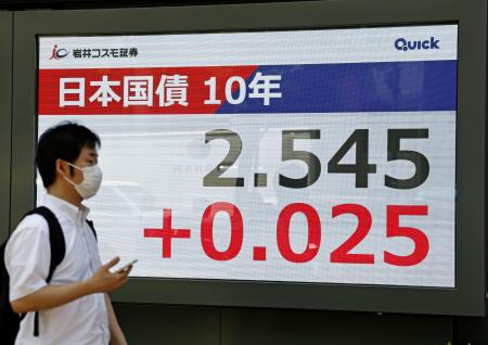 　国債市場で長期金利の指標である新発１０年債の利回りを示すモニター＝１２日午前、東京都中央区