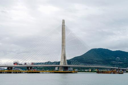 台湾北部で完成した淡江大橋＝９日、新北市（共同）