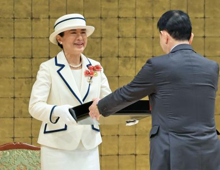 日本赤十字社の全国赤十字大会に出席された皇后さま＝１２日午前、東京都渋谷区の明治神宮会館（代表撮影）