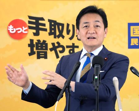 　記者会見する国民民主党の玉木代表＝１２日午前、国会