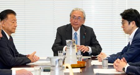 　衆院憲法審の幹事懇談会に臨む（左から）自民党の新藤義孝与党筆頭幹事、古屋圭司会長、中道改革連合の国重徹野党筆頭幹事＝１２日午前
