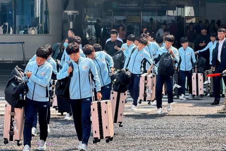 　韓国で行われる試合に出場するため、経由地の北京の空港に到着した北朝鮮のサッカー女子選手団＝１２日（共同）