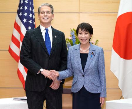 ベセント米財務長官(左)と握手する高市首相=12日午後、首相官邸