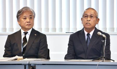 記者会見する原告の男性（右）と小宮和彦弁護士＝１２日午後、福岡市