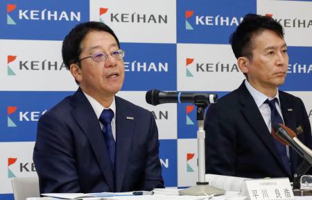 記者会見する京阪ホールディングスの平川良浩社長（左）＝１２日午後、大阪市