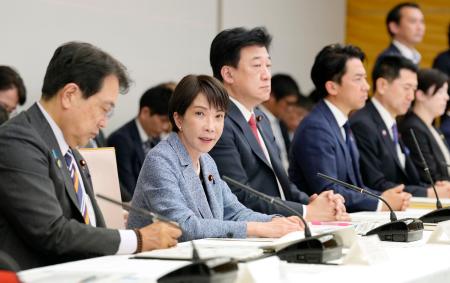 中東情勢悪化への対応を議論する閣僚会議で発言する高市首相（左から２人目）＝１２日午後、首相官邸