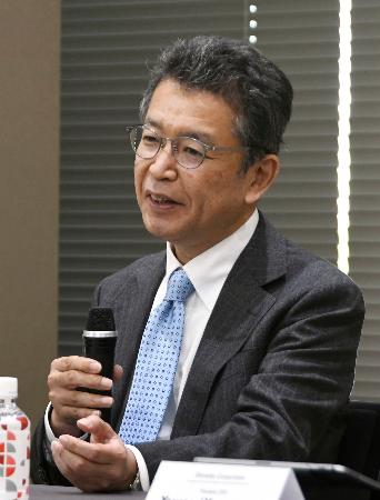 記者会見する香取秀俊東京大教授=12日午後、川崎市