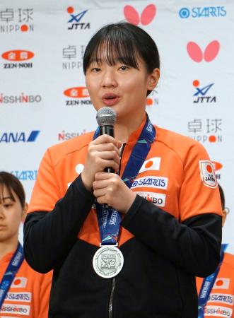 卓球の世界選手権団体戦から帰国し、記者会見する張本美和＝１２日、東京都港区