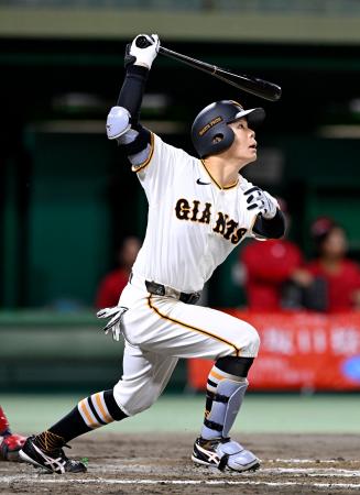 　９回巨人無死一塁、佐々木が右中間にサヨナラ２ランを放つ＝ぎふしん長良川