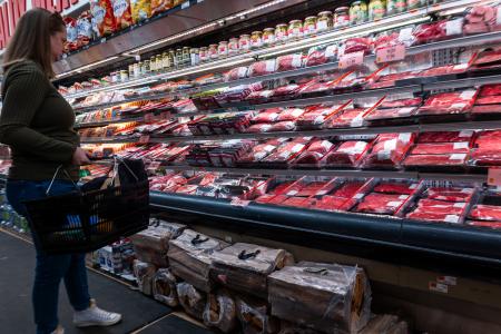 食料品店の精肉コーナーに並べられた肉類=12日、米ニューヨーク・ブルックリン(ゲッティ=共同)