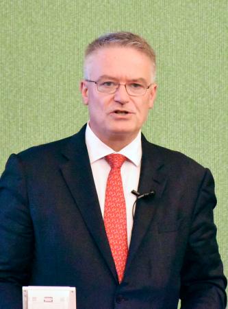 記者会見するＯＥＣＤのコーマン事務総長＝１３日午前、東京都千代田区