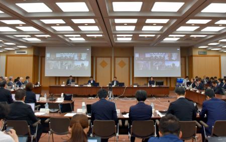 開かれた中央社会保険医療協議会の総会＝１３日午前、東京都千代田区