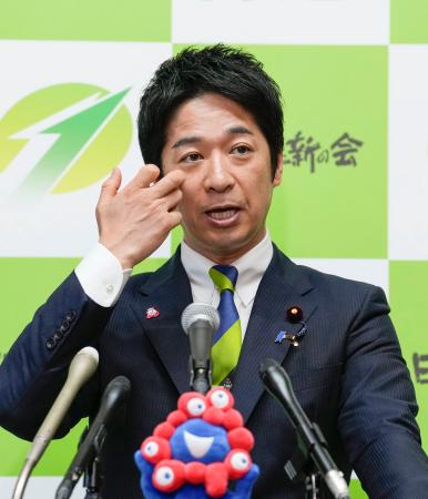 記者会見する日本維新の会の藤田共同代表＝１３日午後、国会