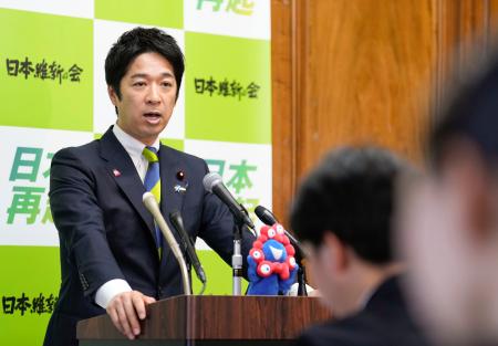 記者会見する日本維新の会の藤田共同代表＝１３日午後、国会