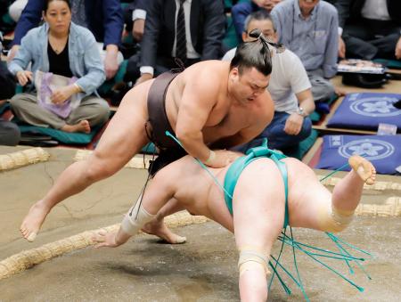 霧島（上）がはたき込みで一山本を下す＝両国国技館