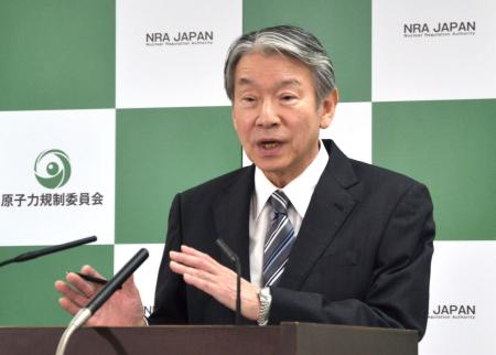記者会見する原子力規制委の山中伸介委員長＝１３日午後、東京都港区