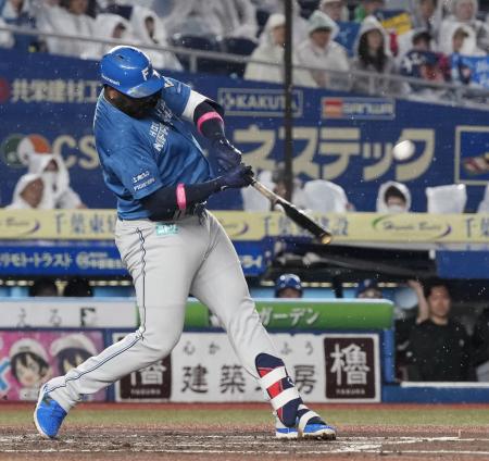 ３回日本ハム無死一塁、レイエスが中越えに２ランを放つ＝ＺＯＺＯマリン