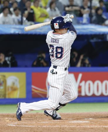 ８回ヤクルト無死二塁、石井が右中間に同点の二塁打を放つ＝神宮