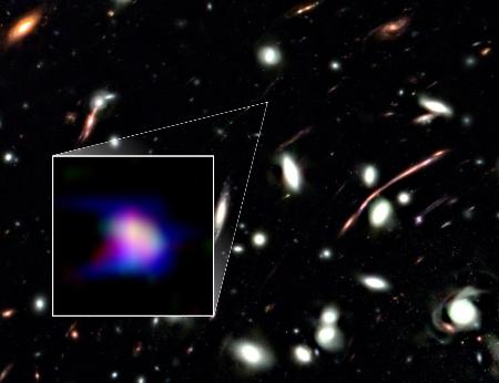巨大銀河団と極小銀河「ＬＡＰ１―Ｂ」（四角で囲んだ部分）のイメージ（（Ｃ）ＮＡＳＡ，ＥＳＡ，ＣＳＡ　＆　Ｋ．Ｎａｋａｊｉｍａ　ｅｔ　ａｌ．，Ｎａｔｕｒｅ）
