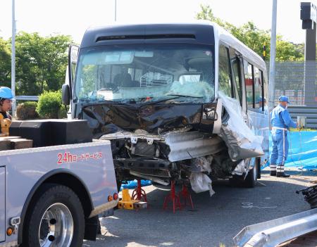 　検証のためレッカー車に引かれる、若山哲夫容疑者が運転していたバスの車体＝１４日午前７時４０分、福島県郡山市