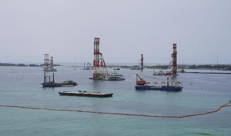 　米軍普天間飛行場の移設に向けた工事が続く、沖縄県名護市辺野古沖の大浦湾＝４月１６日