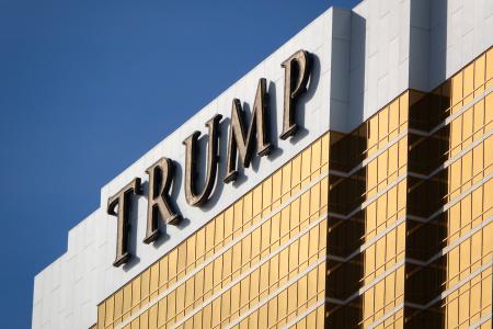 米西部ラスベガスにある「トランプ・インターナショナル・ホテル」＝３月１１日（ゲッティ＝共同）