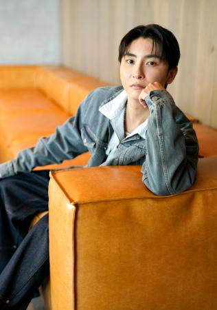 ポーズをとる與真司郎