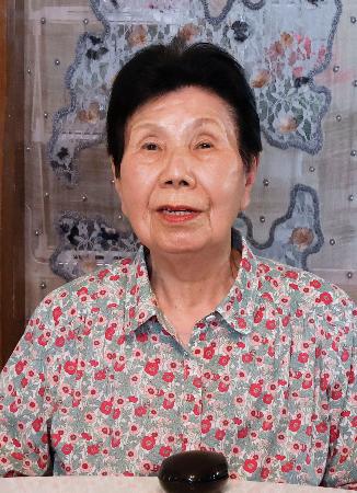 記者会見する袴田巌さんの姉ひで子さん＝１４日午後、浜松市