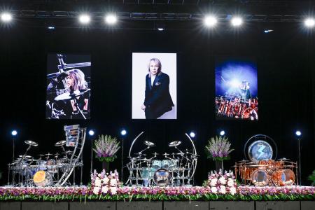 　お別れの会の会場に飾られた真矢さんのドラム＝１４日、東京都江東区