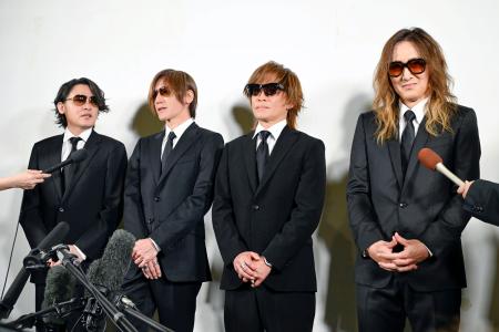 　囲み取材に応じる「ＬＵＮＡ　ＳＥＡ」の（左から）ＲＹＵＩＣＨＩ、ＳＵＧＩＺＯ、ＩＮＯＲＡＮ、Ｊ＝１４日、東京都江東区