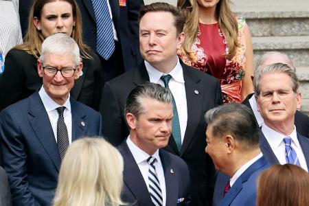 北京の人民大会堂で歓迎式典に臨む米国のヘグセス国防長官（手前左）と中国の習近平国家主席（同右）。２列目左からアップルのティム・クックＣＥＯ、テスラのイーロン・マスクＣＥＯ、ベセント米財務長官＝１４日（共同）