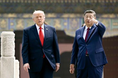 北京の天壇公園を訪れたトランプ米大統領（左）と中国の習近平国家主席＝１４日（ＡＰ＝共同）