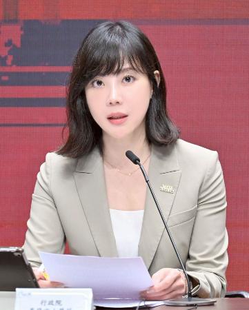 １４日、台北市で記者会見する台湾行政院の李慧芝報道官（行政院提供・共同）
