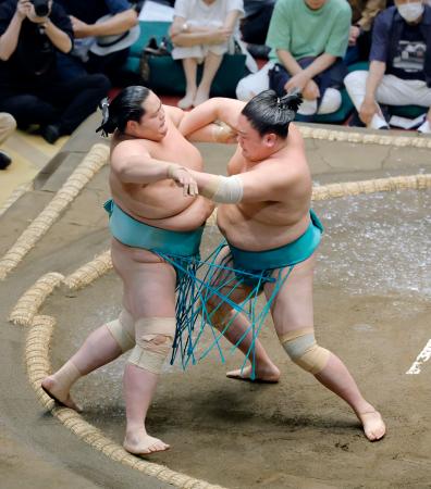 　一山本（右）が押し出しで琴桜を破る＝両国国技館